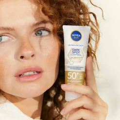 Sun Spot Control Luminous 630® odświeżający fluid przeciwsłoneczny do twarzy SPF50+ 40ml